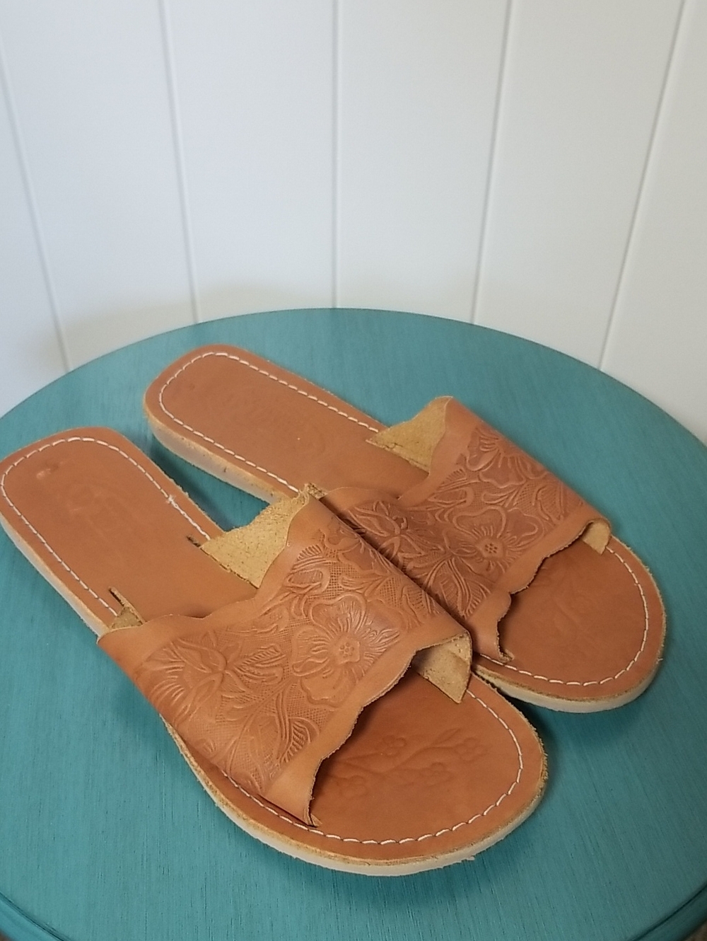 Women's Tan Leather Floral Embossed Slide Sandals 7 Excellent condition